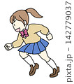 走る女子生徒のイラスト 142779037