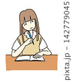ノートをとる女子生徒 142779045