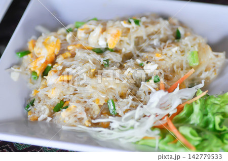 stir fried noodles or stir fried vermicelli or Cellophane noodles or Stir fried glass noodles with egg and vegetable 142779533