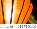 カラフルな夏祭りの提灯 142780110