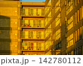 夕暮れのアパート 142780112