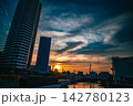夕焼けとビル群 142780123