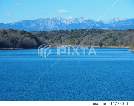 冬の狭山湖からの奥多摩の山の遠望 冬の狭山湖からの奥多摩の山の遠望 142780130