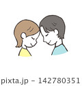 笑顔で寄り添うカップルのイラスト 142780351