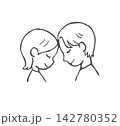 笑顔で寄り添うカップルの線画イラスト 142780352