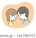 笑顔で寄り添うカップルのイラスト 142780353