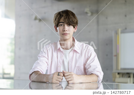 カメラ目線の若い外国人男性 カメラ目線の若い外国人男性 142780717