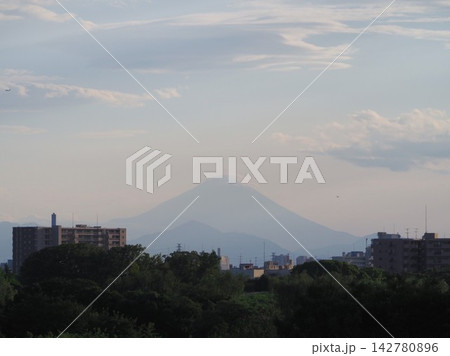 荒川堤から見た夕暮れの富士山 荒川堤から見た夕暮れの富士山 142780896