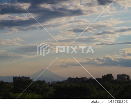 荒川堤から見た夕暮れの富士山 荒川堤から見た夕暮れの富士山 142780898