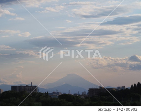 荒川堤から見た夕暮れの富士山 荒川堤から見た夕暮れの富士山 142780902