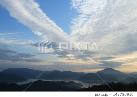 山にかかる雲 山にかかる雲 142780916