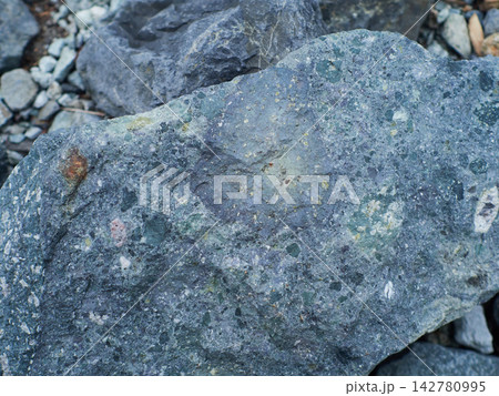 観光地上高地の河川の沿岸の石の様子 142780995