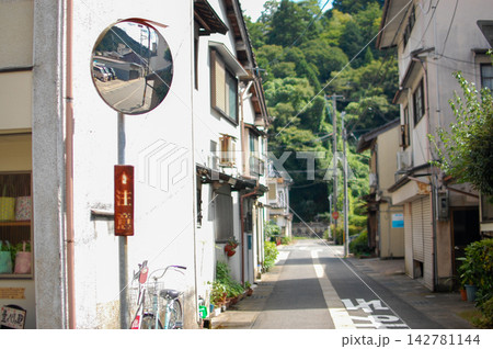カーブミラーのある静かな住宅街の通り 142781144
