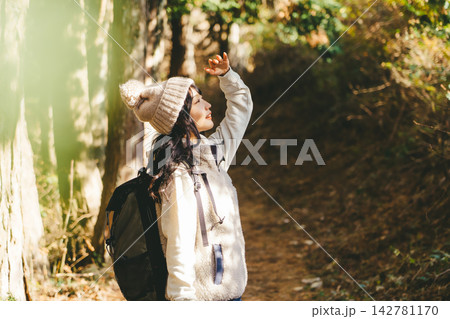 登山をする女性 登山をする女性 142781170