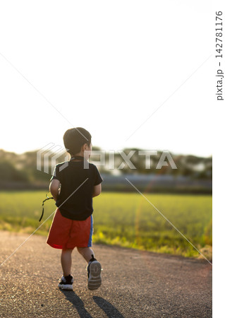 夕暮れの公園を走る男の子 夕暮れの公園を走る男の子 142781176