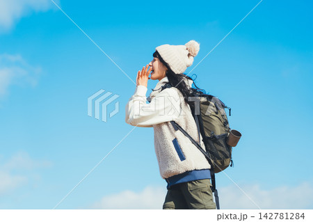 登頂した若い女性 登頂した若い女性 142781284