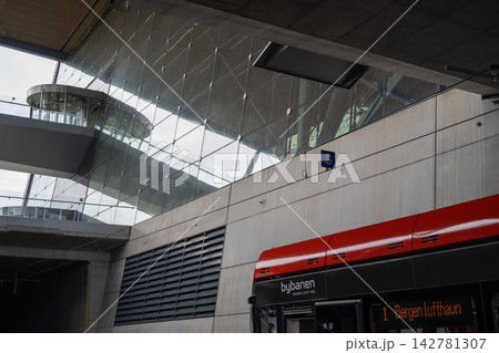 ベルゲン中央駅のライトレール, ベルゲン, ノルウェー ベルゲン中央駅のライトレール, ベルゲン, ノルウェー 142781307