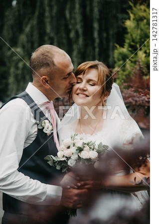 Gentle couple of newlyweds 142781317