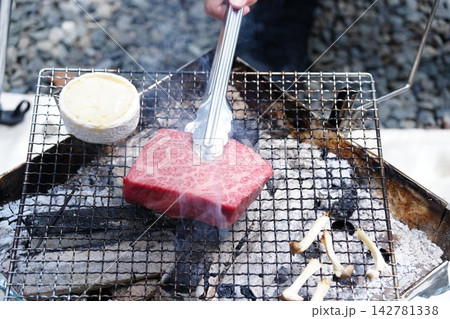 炭火の上で焼く分厚い牛肉のステーキとカマンベールチーズ バーベキュー 142781338