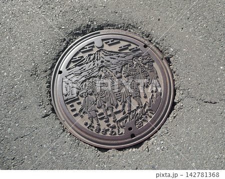 岩手県滝沢市大釜風林の小岩井駅舍近くにある下水道のチャグチャグウマッコのマンホールのフタ 岩手県滝沢市大釜風林の小岩井駅舍近くにある下水道のチャグチャグウマッコのマンホールのフタ 142781368