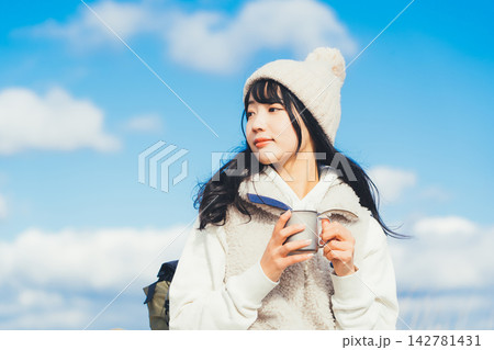 山頂でコーヒーを飲む女性 山頂でコーヒーを飲む女性 142781431