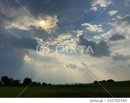 雲間から漏れる薄明光線 雲間から漏れる薄明光線 142782340