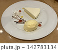 白い皿に盛り付けられたケーキとアイスクリーム 142783134