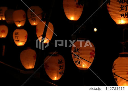 献灯明の提灯の明かり　亀戸天神社の天神祭・例大祭 142783615