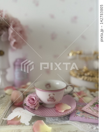 ピンクのカップ&ソーサーとバラのロマンチックな風景 ピンクのカップ&ソーサーとバラのロマンチックな風景 142783805