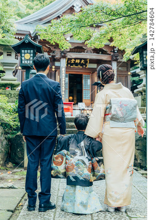 七五三で神社にお参りに来た家族 七五三で神社にお参りに来た家族 142784604