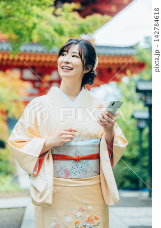 神社でお参りする着物姿の女性 神社でお参りする着物姿の女性 142784618