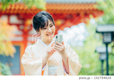 神社でお参りする着物姿の女性 142784620