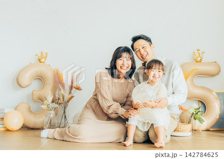 記念撮影をする家族 記念撮影をする家族 142784625