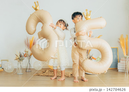 自分の年齢の風船を持つ子供 自分の年齢の風船を持つ子供 142784626