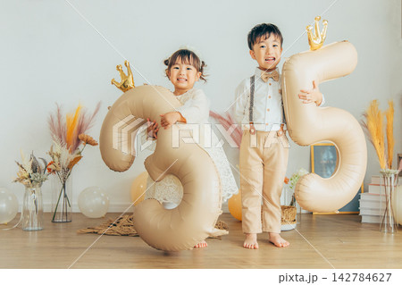 自分の年齢の風船を持つ子供 自分の年齢の風船を持つ子供 142784627