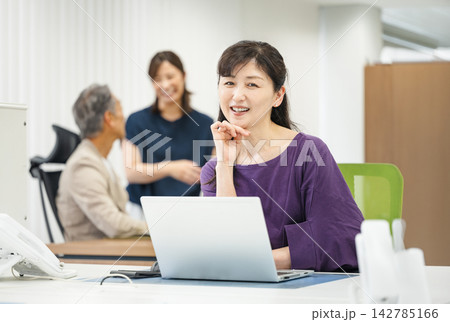 オフィスでデスクワークをする50代のキャリアウーマン 142785166