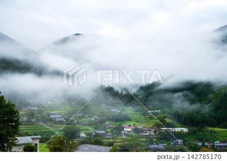 朝霧に包まれる山里の農村「日本で最も美しい村 岐阜県下呂市馬瀬」 142785170