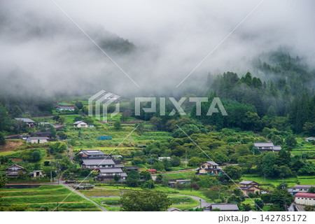 朝霧に包まれる山里の農村「日本で最も美しい村 岐阜県下呂市馬瀬」 142785172