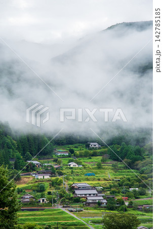 朝霧に包まれる山里の農村「日本で最も美しい村 岐阜県下呂市馬瀬」 142785185