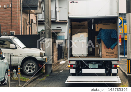 荷物を積み込んだ引越し用トラック 荷物を積み込んだ引越し用トラック 142785395