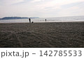 鎌倉の早朝に散歩する人 142785533