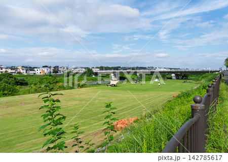 河川敷の広い公園の秋の休日 河川敷の広い公園の秋の休日 142785617