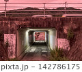 夕暮れの山間を走る車とアンダーパス 142786175