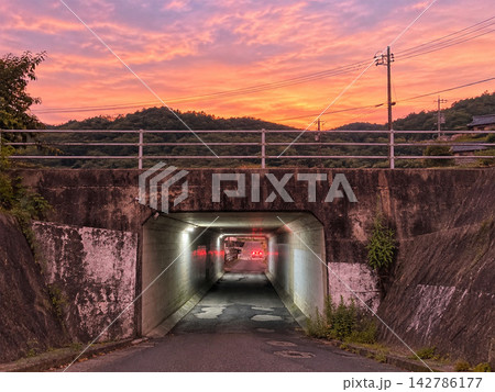 夕焼けに染まる山間のアンダーパスと道路 夕焼けに染まる山間のアンダーパスと道路 142786177