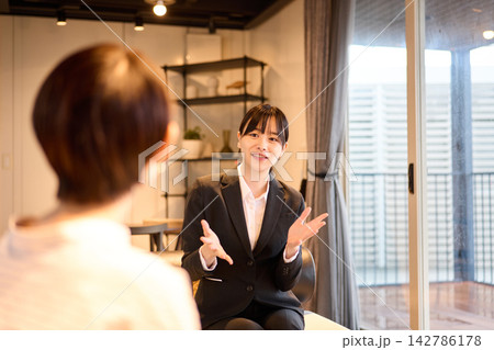 説明するスーツ姿の女性 説明するスーツ姿の女性 142786178