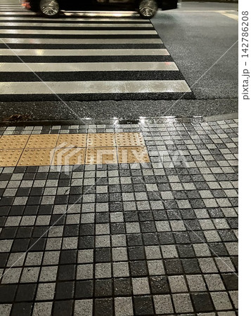雨に濡れた歩道 142786208