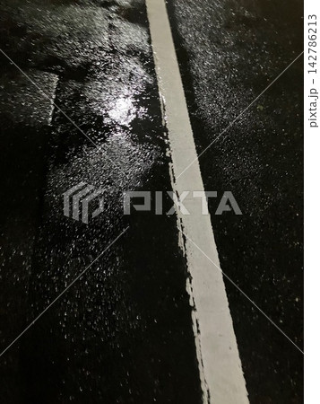 雨に濡れた歩道 雨に濡れた歩道 142786213