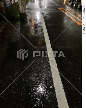 雨に濡れた歩道 雨に濡れた歩道 142786216