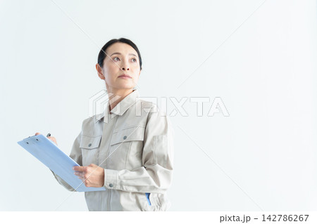 作業服を着た中高年の女性 作業服を着た中高年の女性 142786267