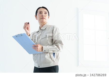 作業服を着た中高年の女性 142786269